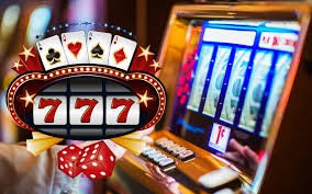 Texas Hold'em hand progression on qqslot login showing hole cards, flop, turn, and river community cards